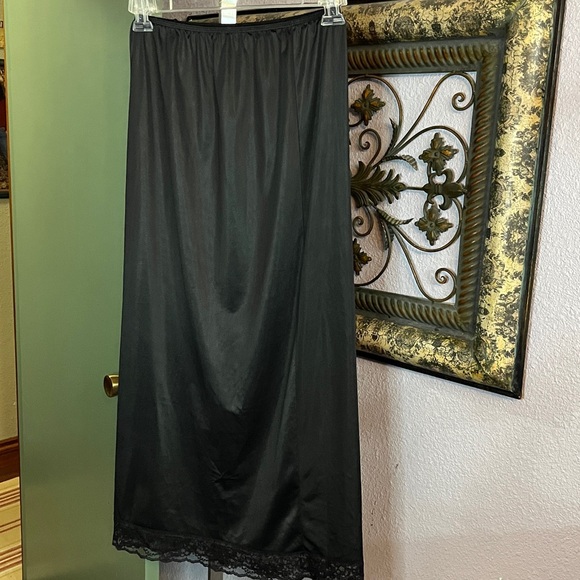 VTG Black Half Slip - Maxi Lace Trimmed
Sz M - Picture 3 of 8